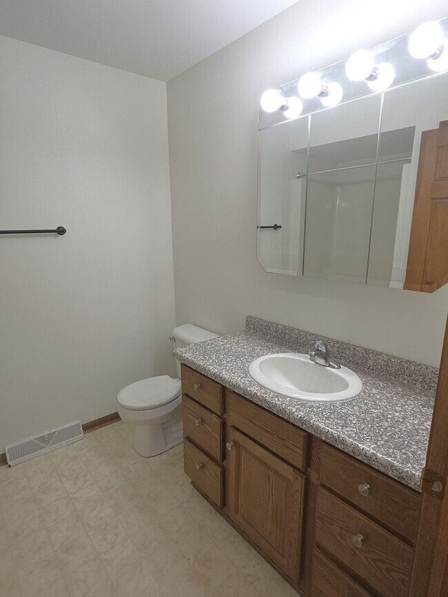 Building Photo - 3205 S Ridge Crest Ct