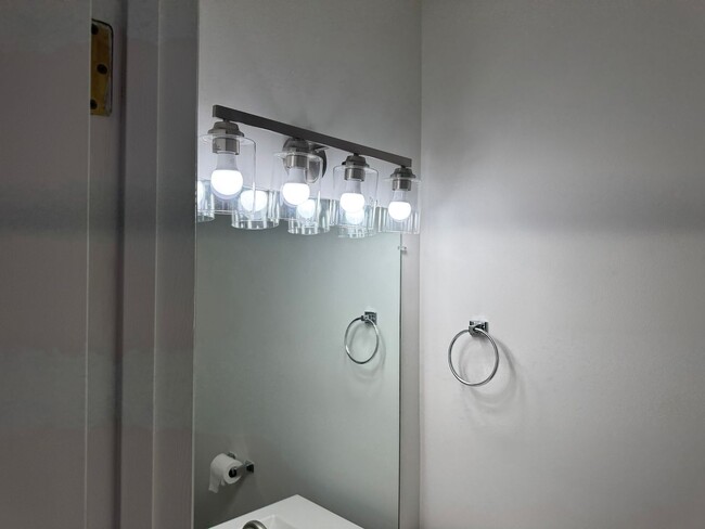 Building Photo - Gorgeous 2 BR Townhouse in New Market!