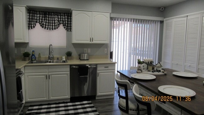 Building Photo - 2 Bedroom 2 bathroom Boat Deep Furnished Home