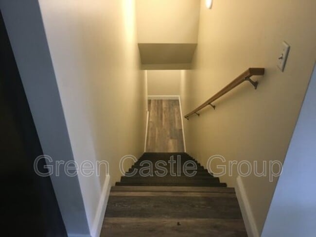 Building Photo - 323-325 College Street, Unit 10