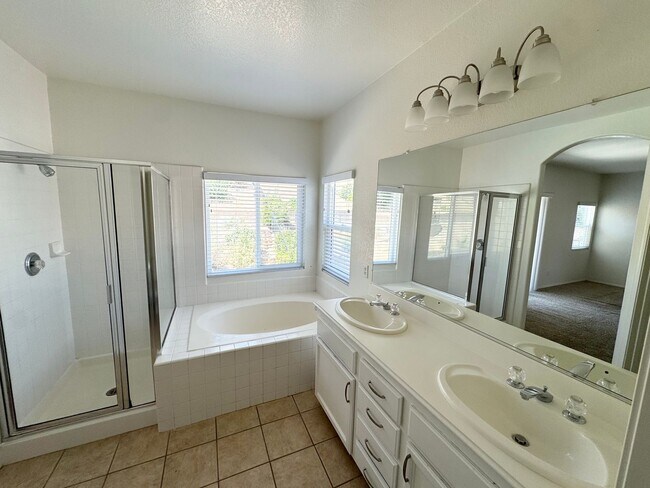 Building Photo - Spacious 6 bedroom home in West Palmdale