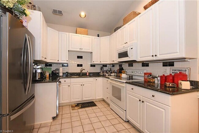 Building Photo - Lease OR Lease to Own