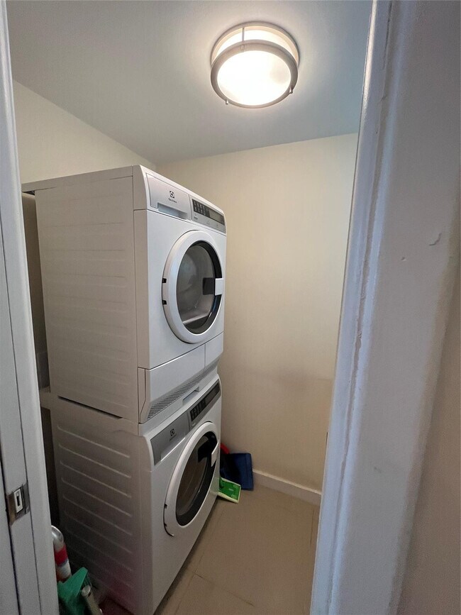 Building Photo - 333 NE 21st Ave