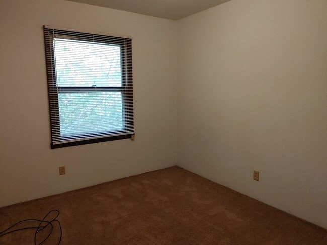 Building Photo - 616 Boxwood Dr