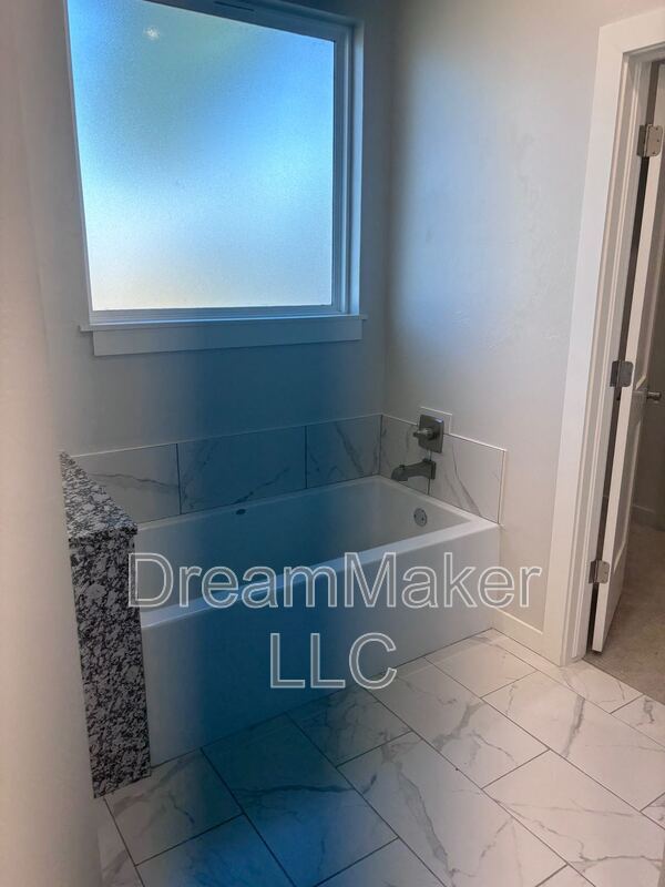 Building Photo - 2819 Clifton Ter