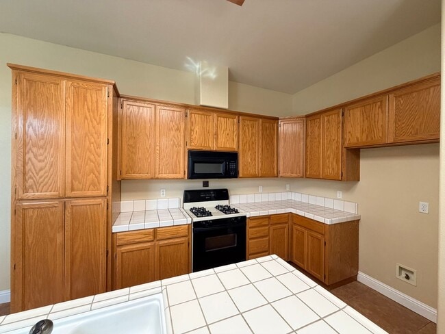 Building Photo - 710 Foothill St