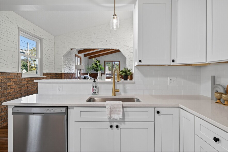 Building Photo - 1205 8th Ave S