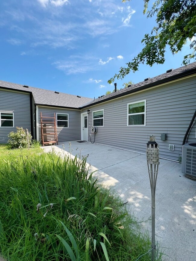 Building Photo - SEE IT NOW: Fully Renovated 4-Bedroom Ranc...