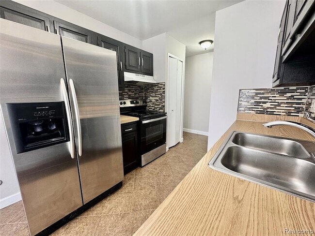 Building Photo - 41070 Southwind Dr