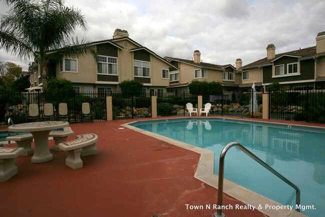 Building Photo - 3Br 2 1/2Ba, 2 Story Condo Avail May 1st short term lease