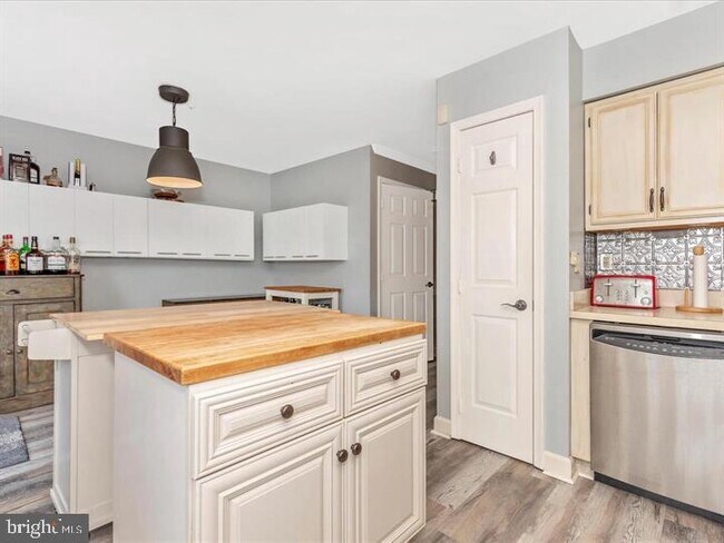 Building Photo - 6338 Towncrest Ct
