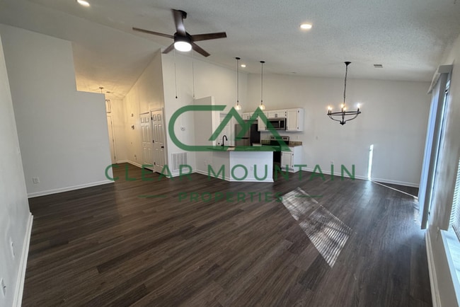 Building Photo - MOVE-IN SPECIAL! FREE RENT!