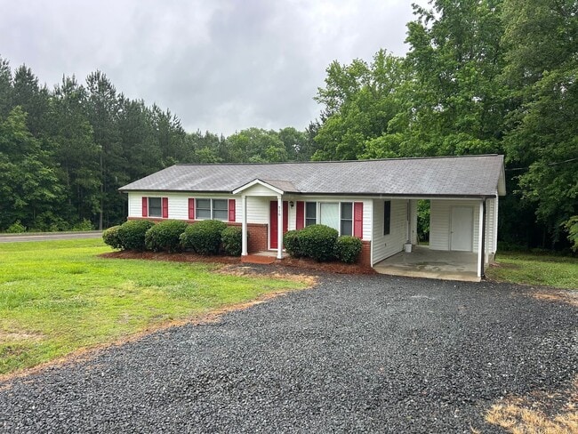 Building Photo - 3 Bedroom Ranch Style  House With Carport ...