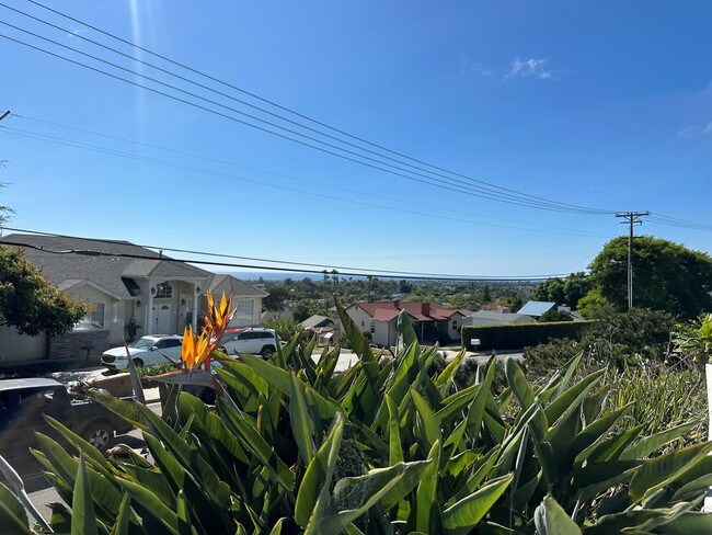 Building Photo - Beautiful ocean-view home located in the h...