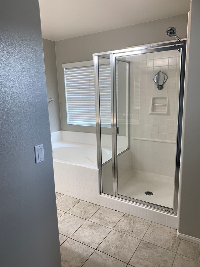 Building Photo - 3 Bedroom Condo for Rent in Murrieta