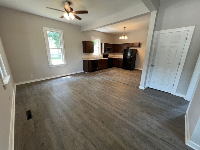 Building Photo - Newly Remodeled 2 Bed 1 Bath Home in Downt...