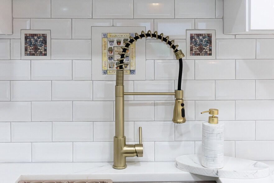 Building Photo - 48 Llanfair Rd