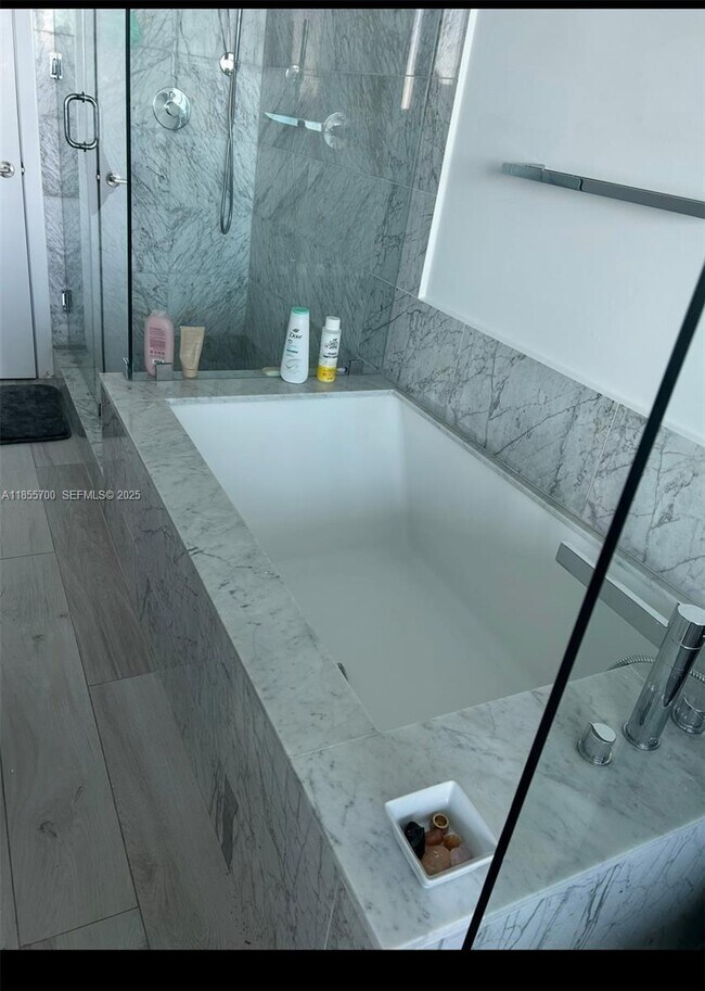 Building Photo - 480 NE 31st St