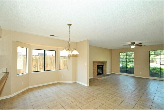 Building Photo - Lovely 4 Bedroom home in Clovis Unified