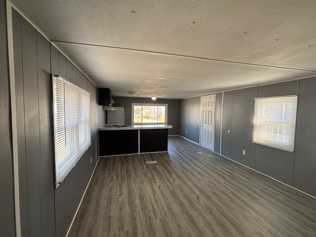 Building Photo - 831 N Pontiac Trail