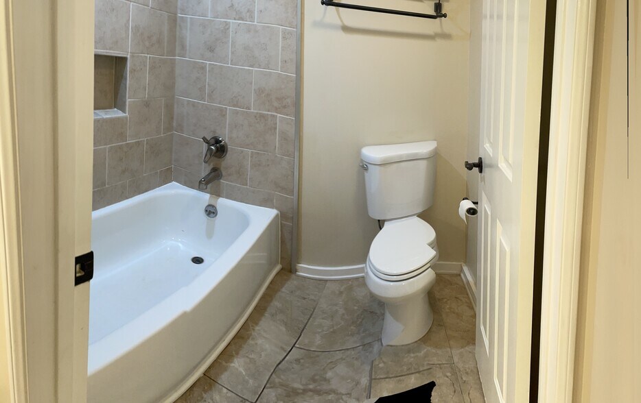 Building Photo - 653 Oak Run Trl