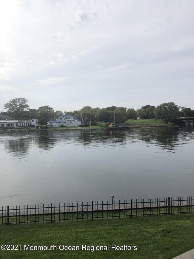 Building Photo - 2 Rumson Rd