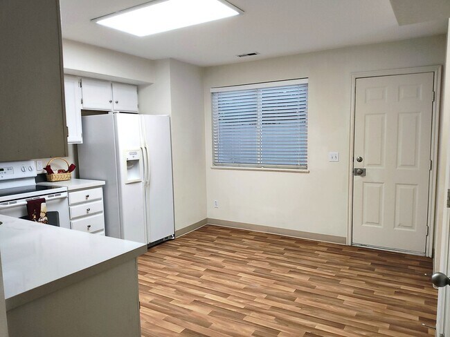 Building Photo - Great 3 Bd 2.5 Bath Townhome