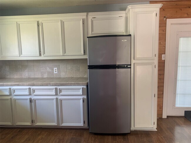 Building Photo - 306 Cres View St