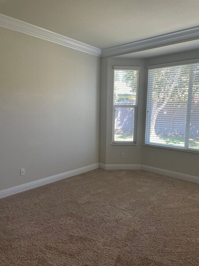 Building Photo - 2331 Pepper Tree Ln