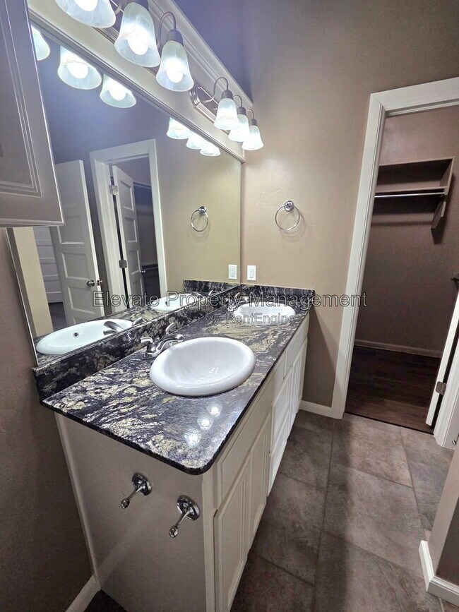 Building Photo - 2200 Starwood Wy