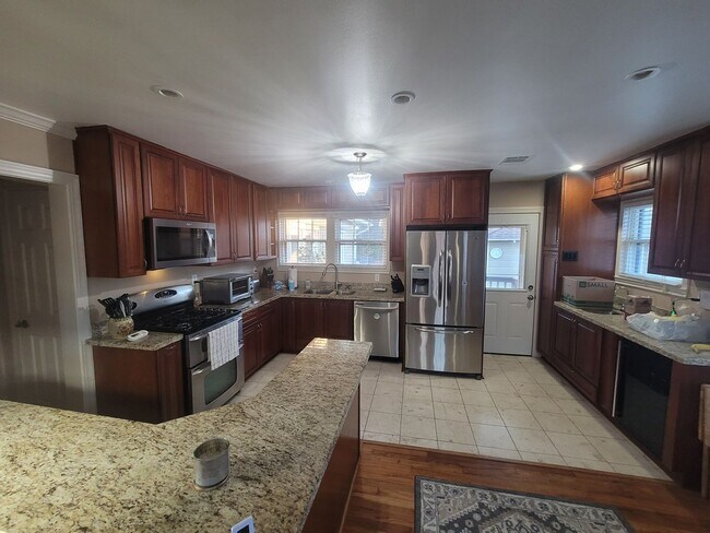 Building Photo - Single Family 1300+ square foot East End Home