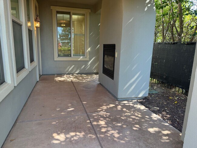 Building Photo - 3 bedroom Serrano home with view