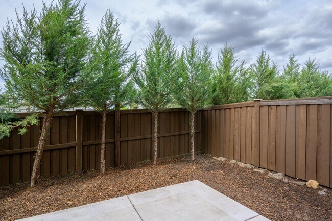 Building Photo - New listing!  Modern, A/C, Washer & Dryer included!