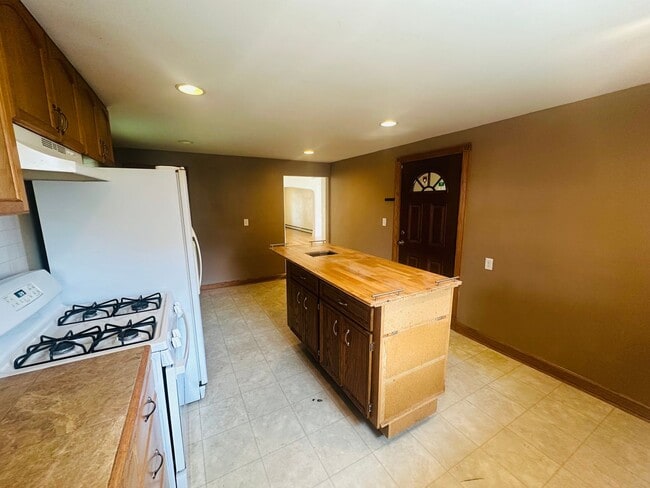 Building Photo - Charming 3 Bedroom Single Family Home Avai...