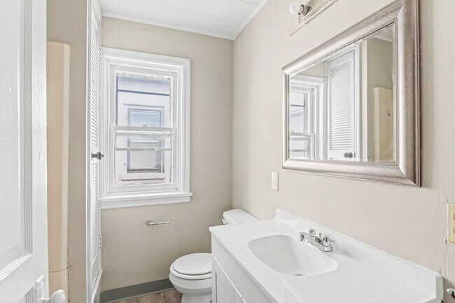 Building Photo - 5 bedroom, 2 bathroom house in downtown Carlisle