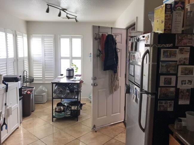 Building Photo - Fantastic East Davis 3 bedroom available f...
