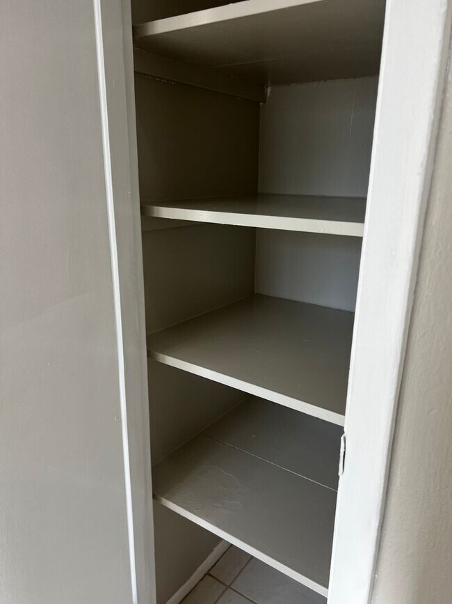 Building Photo - 2BD/1BA/Single carport - Venice