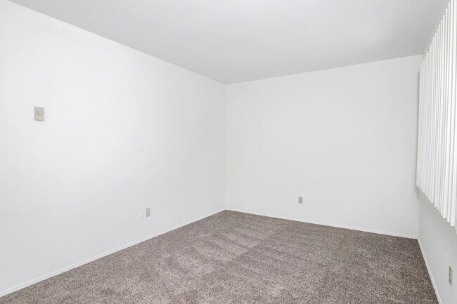 Building Photo - SPACIOUS 2BD/1.5BA TOP FLOOR UNIT IN THE H...