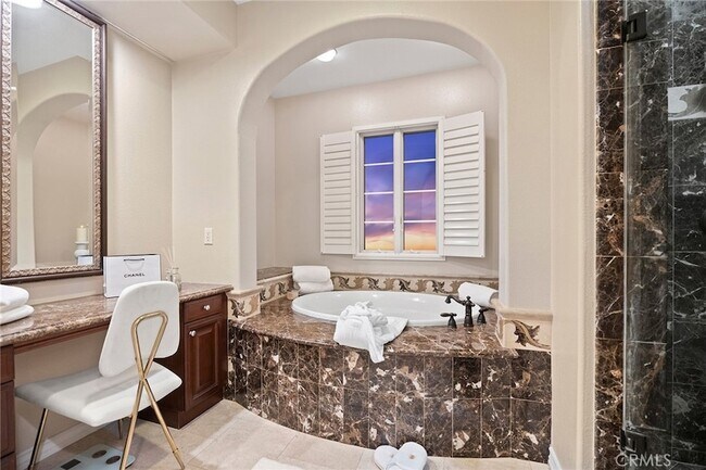 Building Photo - 33 Tall Hedge