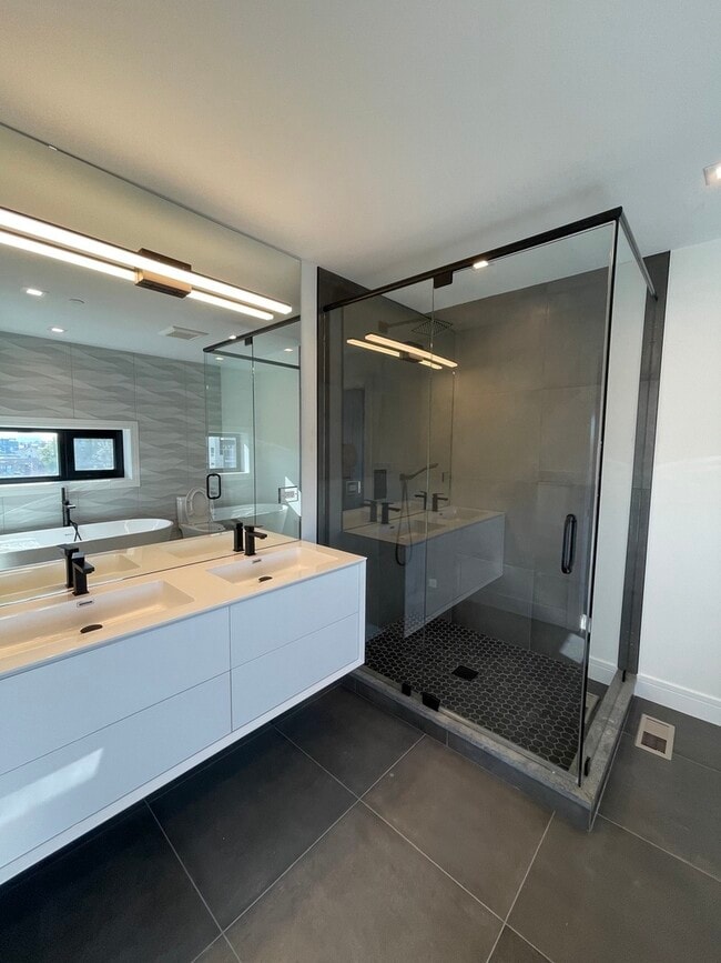 Building Photo - 719 N Elizabeth St