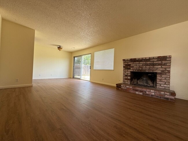 Building Photo - Charming North Salinas 3BR/2BA with Privat...