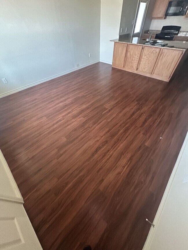 Building Photo - AVAILABLE NOW! (SECTION 8 ACCEPTED)