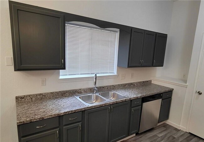 Building Photo - Upgraded 3 bedroom 2 bathroom home!  HOUSING ACCEPTED!