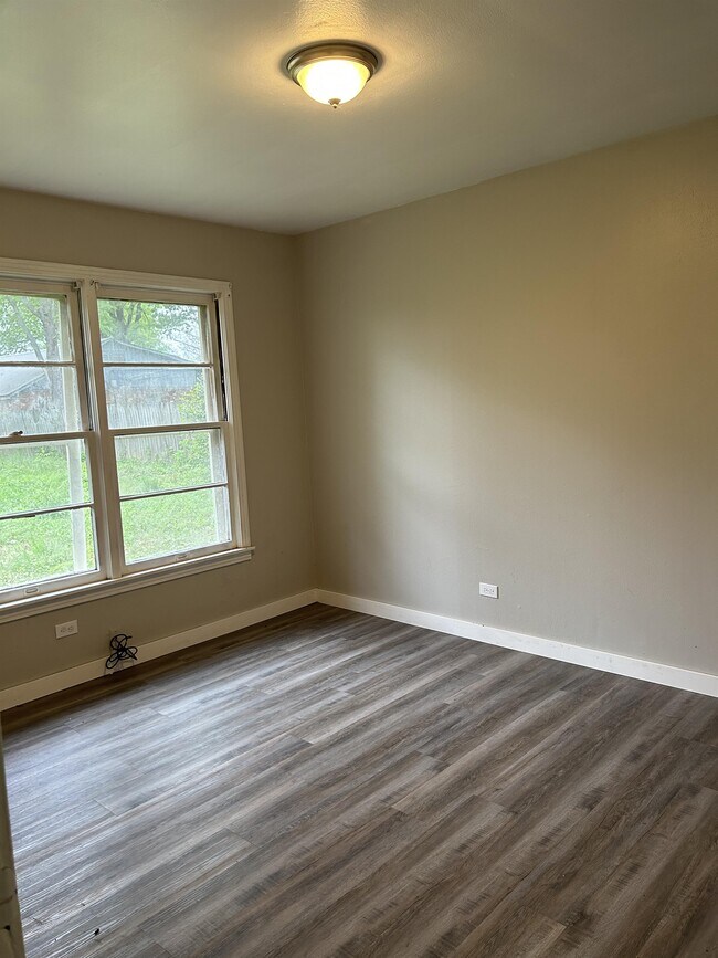 Building Photo - 1805 N McGuire Ave