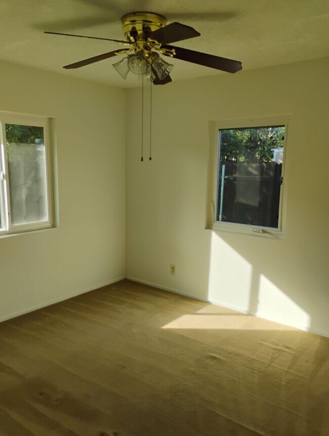 Building Photo - 18924-18934 Gault Street