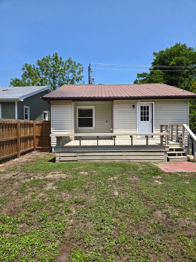 Building Photo - CAROLINA PLACE - Renovated 2 Bedroom - Gor...
