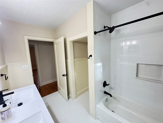 Building Photo - 1901 Marjorie St