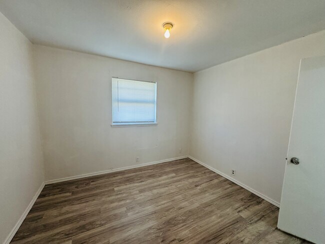 Building Photo - 1807 Westcliff Dr