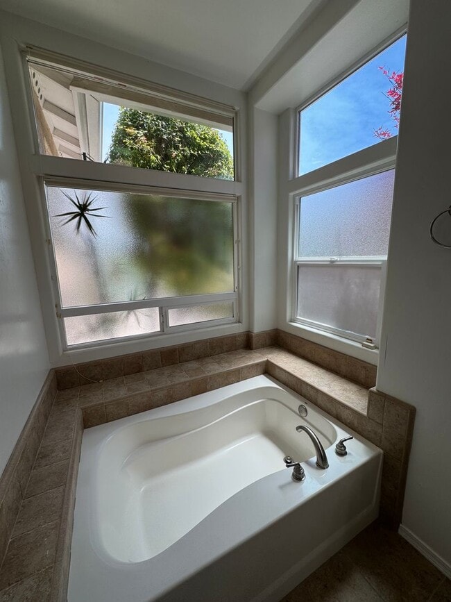 Building Photo - 4 Bed 2 Bath Charming and Well-Cared-For H...