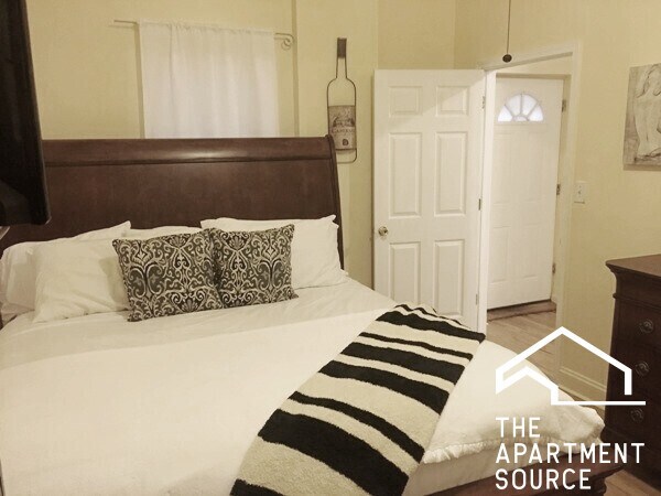 Building Photo - 914 Green Bay Rd